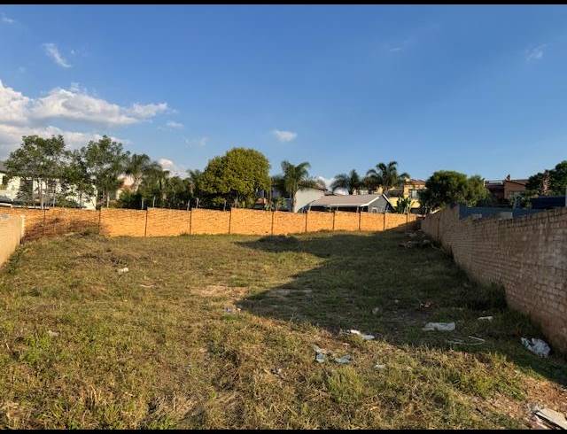 LAND FOR SALE IN RUIMSIG COUNTRY ESTATE
